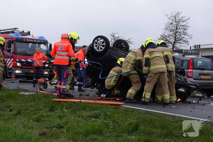 Auto belandt op zijn kop bij botsing