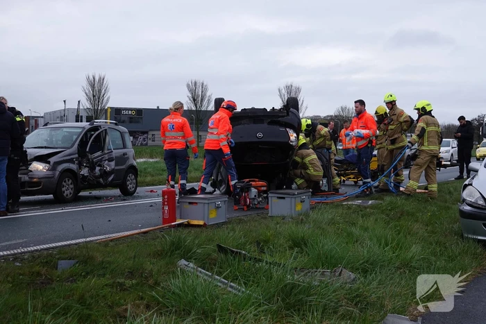 Auto belandt op zijn kop bij botsing