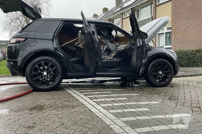 Voertuigbrand in woonwijk