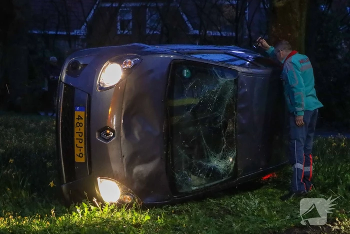 Auto belandt op zijkant na eenzijdig ongeval