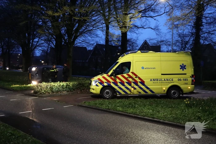 Auto belandt op zijkant na eenzijdig ongeval