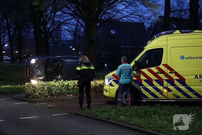 Auto belandt op zijkant na eenzijdig ongeval