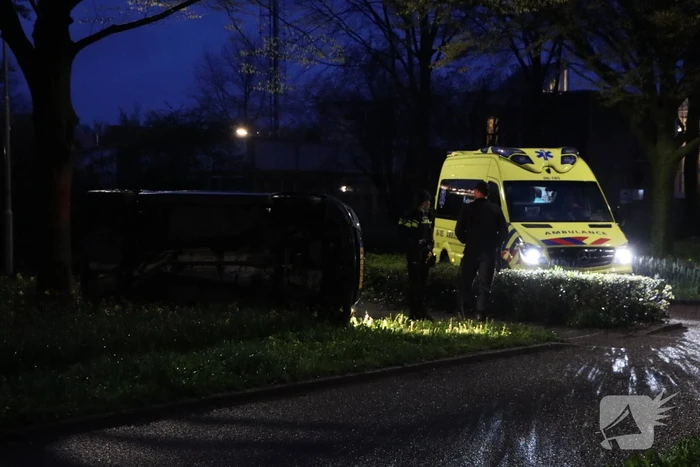 Auto belandt op zijkant na eenzijdig ongeval