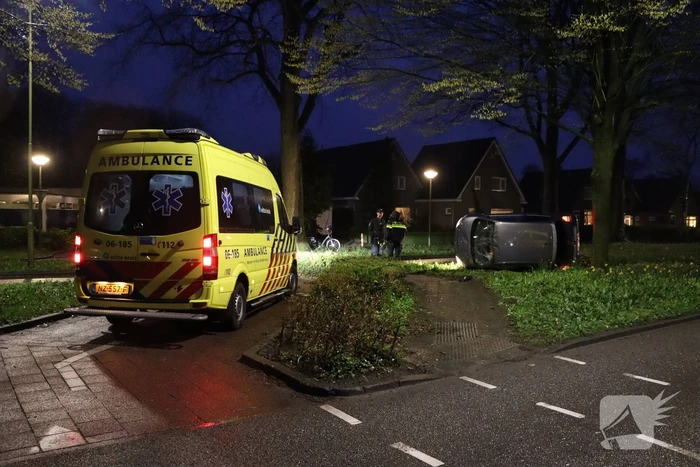 Auto belandt op zijkant na eenzijdig ongeval