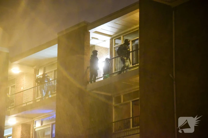 Politie doet inval in woning na mogelijke schietpartij