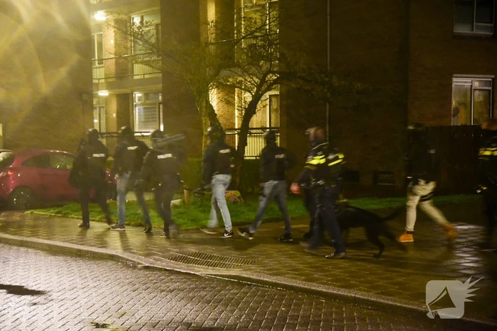 Politie doet inval in woning na mogelijke schietpartij