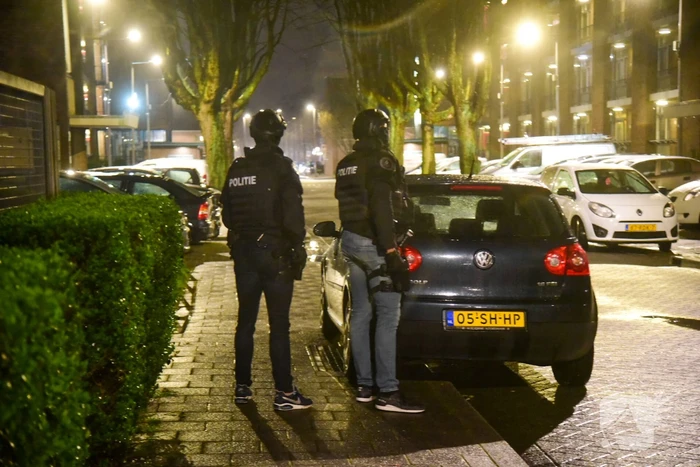 Politie doet inval in woning na mogelijke schietpartij