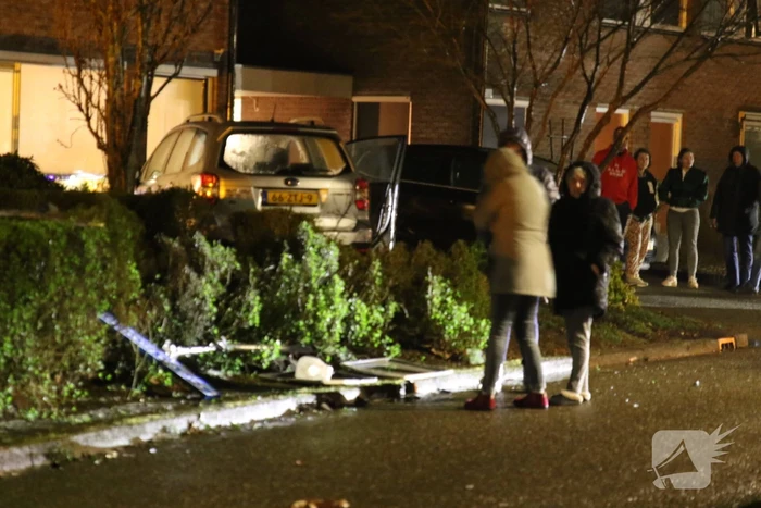 Personenauto eindigt in voorttuin