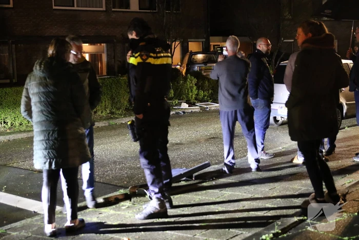 Personenauto eindigt in voorttuin