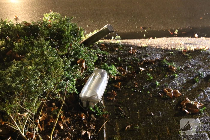 Personenauto eindigt in voorttuin