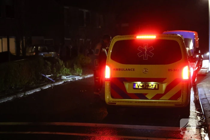 Personenauto eindigt in voorttuin