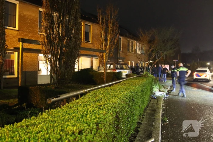 Personenauto eindigt in voorttuin