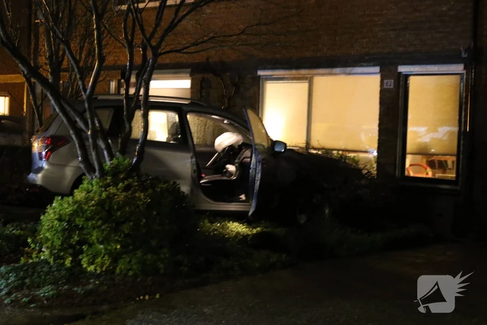 Personenauto eindigt in voorttuin