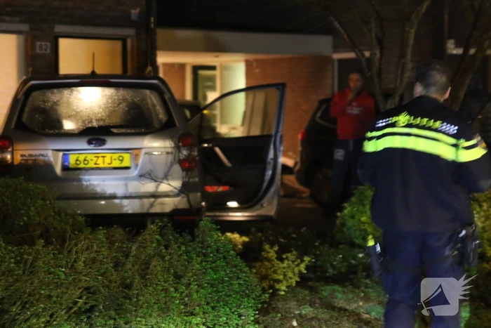 Personenauto eindigt in voorttuin