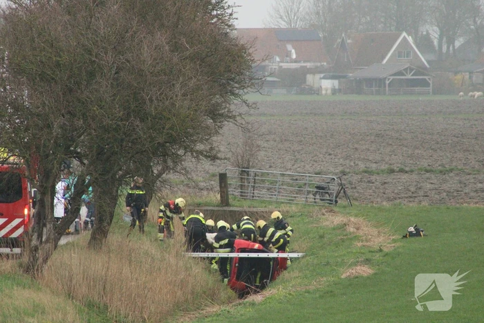 Bestuurder gewond nadat auto in sloot belandt