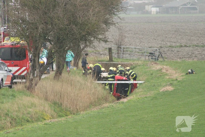 Bestuurder gewond nadat auto in sloot belandt