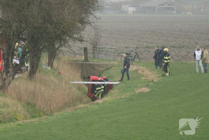 Bestuurder gewond nadat auto in sloot belandt