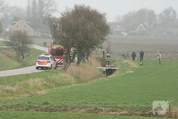 Bestuurder gewond nadat auto in sloot belandt