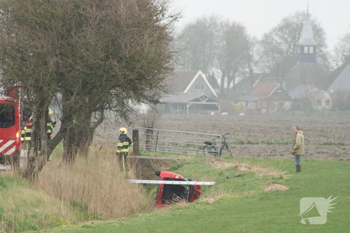 Bestuurder gewond nadat auto in sloot belandt
