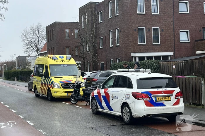 Automobilist en scooterrijder in botsing