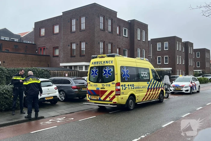 Automobilist en scooterrijder in botsing