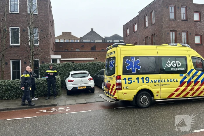 Automobilist en scooterrijder in botsing