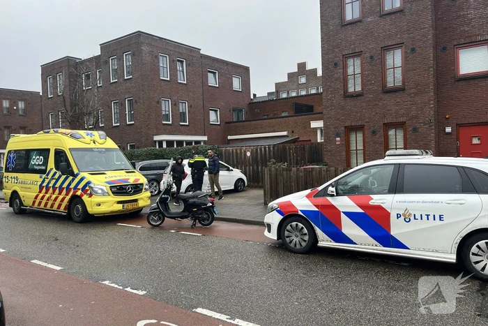 Automobilist en scooterrijder in botsing