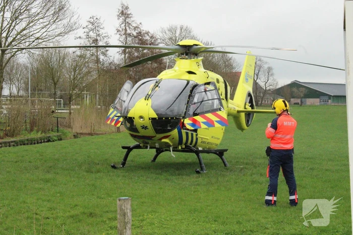 Traumahelikopter landt in weiland