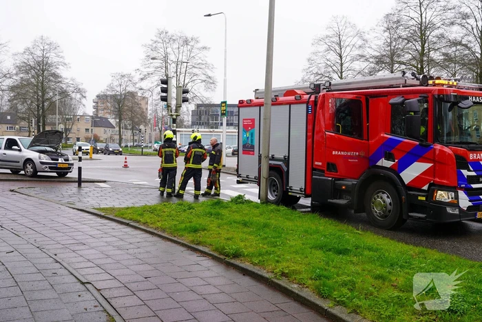 Brandweer controleert auto op brand