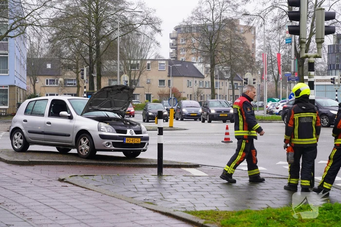 Brandweer controleert auto op brand