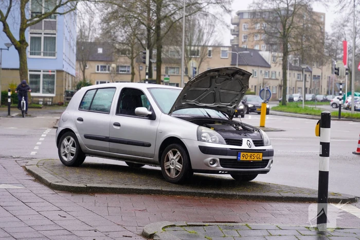 Brandweer controleert auto op brand