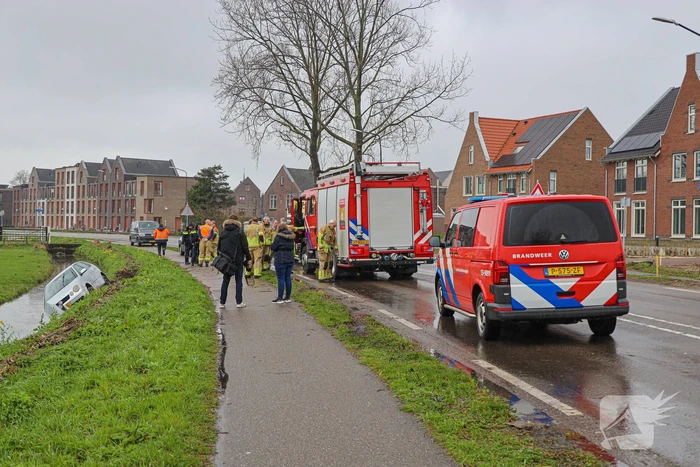 Automobilist eindigt met auto te water