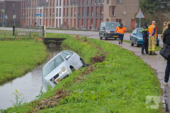 Automobilist eindigt met auto te water