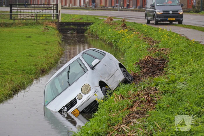 Automobilist eindigt met auto te water