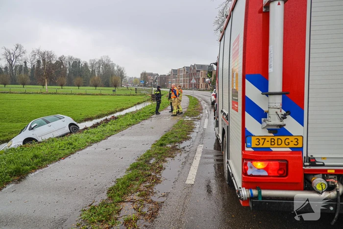 Automobilist eindigt met auto te water