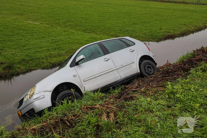 Automobilist eindigt met auto te water
