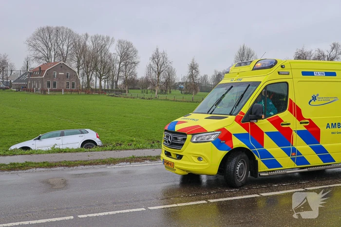 Automobilist eindigt met auto te water