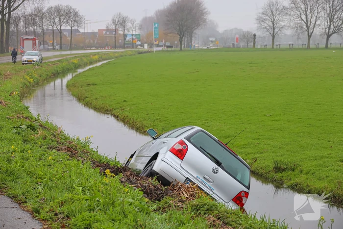 Automobilist eindigt met auto te water