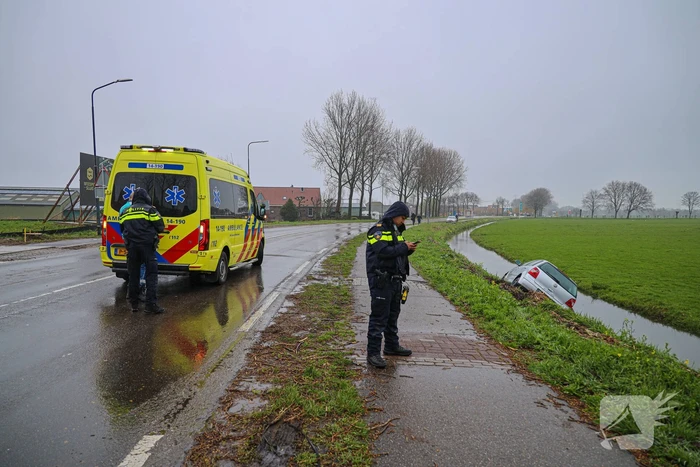 Automobilist eindigt met auto te water
