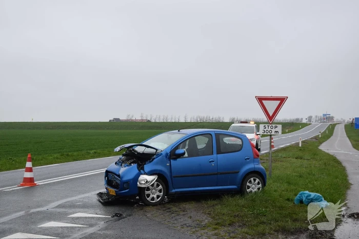 Gewonden bij flinke botsing op kruising