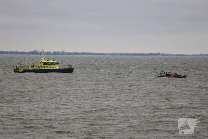 Twee personen te water geraakt IJmeer
