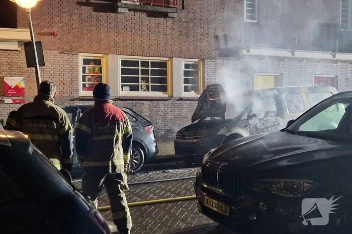 Drie voertuigen door brand verwoest