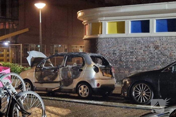 Drie voertuigen door brand verwoest
