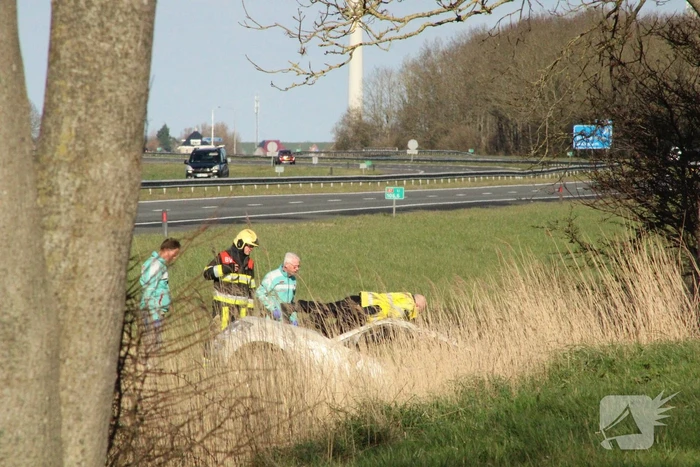 Automobilist raakt van de weg belandt in sloot