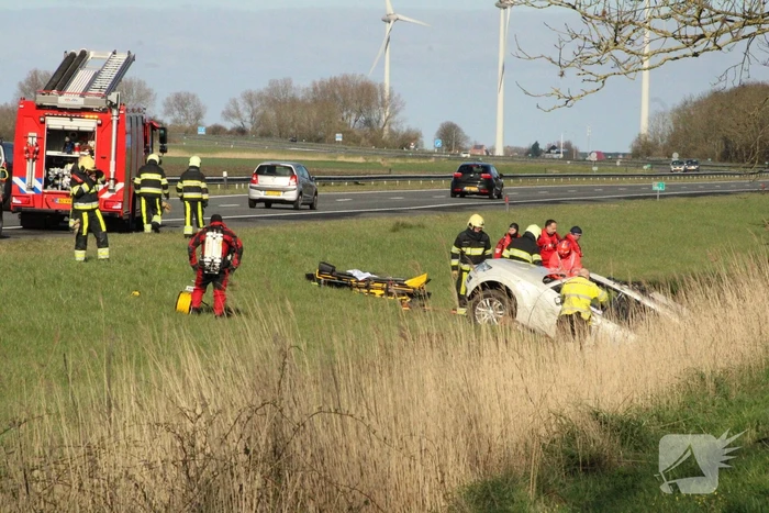 Automobilist raakt van de weg belandt in sloot