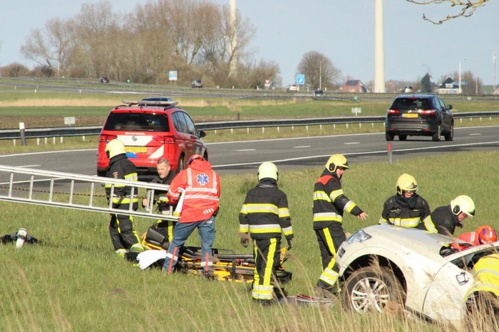 Automobilist raakt van de weg belandt in sloot