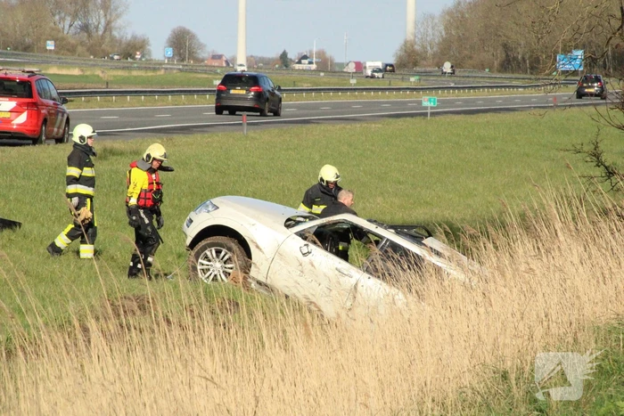 Automobilist raakt van de weg belandt in sloot