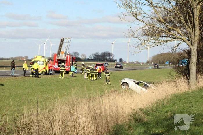 Automobilist raakt van de weg belandt in sloot