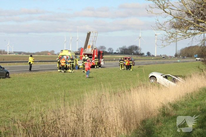 Automobilist raakt van de weg belandt in sloot