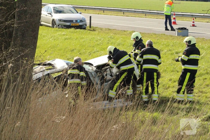 Automobilist raakt van de weg belandt in sloot